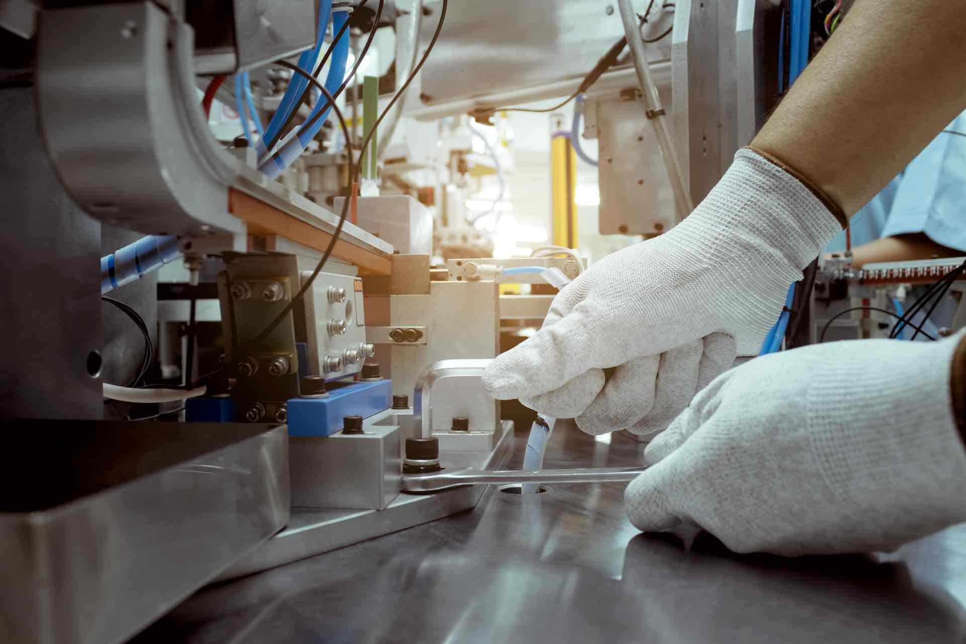 medical_hands_wrench_3x2